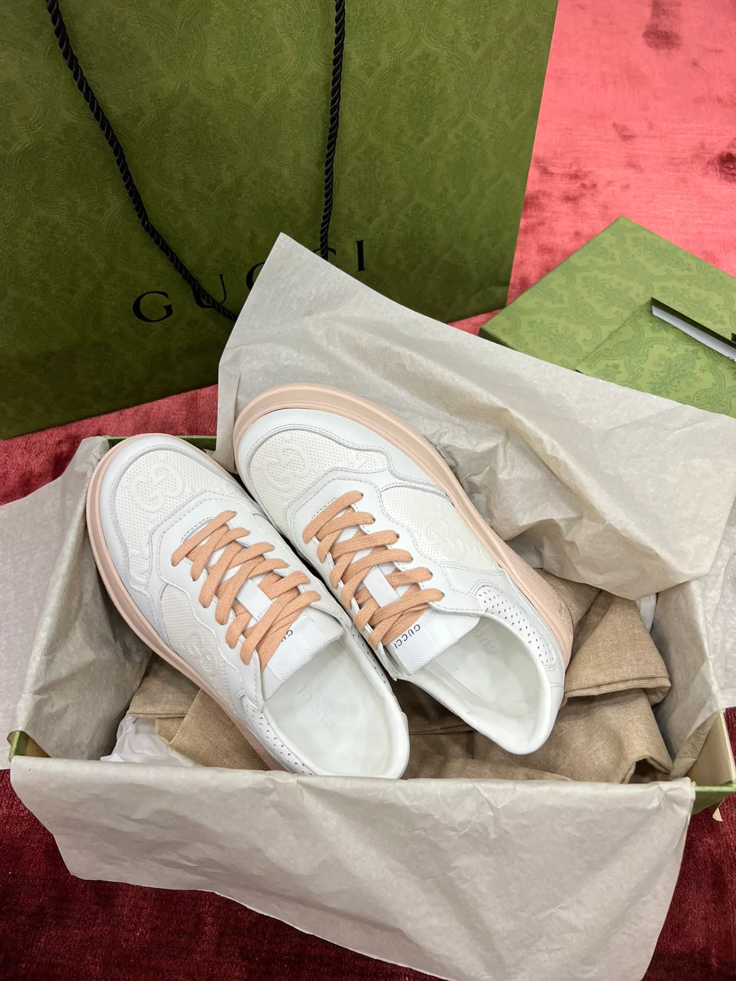 👟👟Ex-factory price 480👟👟 Gucc*i~~New upgraded version, original original color @GG couple's thick-soled shoes...biscuit shoes...white shoes...sneakers...flat shoes...catwalk style: celebrities, Internet celebrities, Xiaohongshu, etc. will definitely plant grass and call❤ Original customized cowhide fabric (classic old floral fabric, perforation, embossing process), the original bottom has a big logo, and there is a GG on the heel Logo, 5cm thick sole, classic Gucci webbing... Women's size 35-40, men's size 39-44